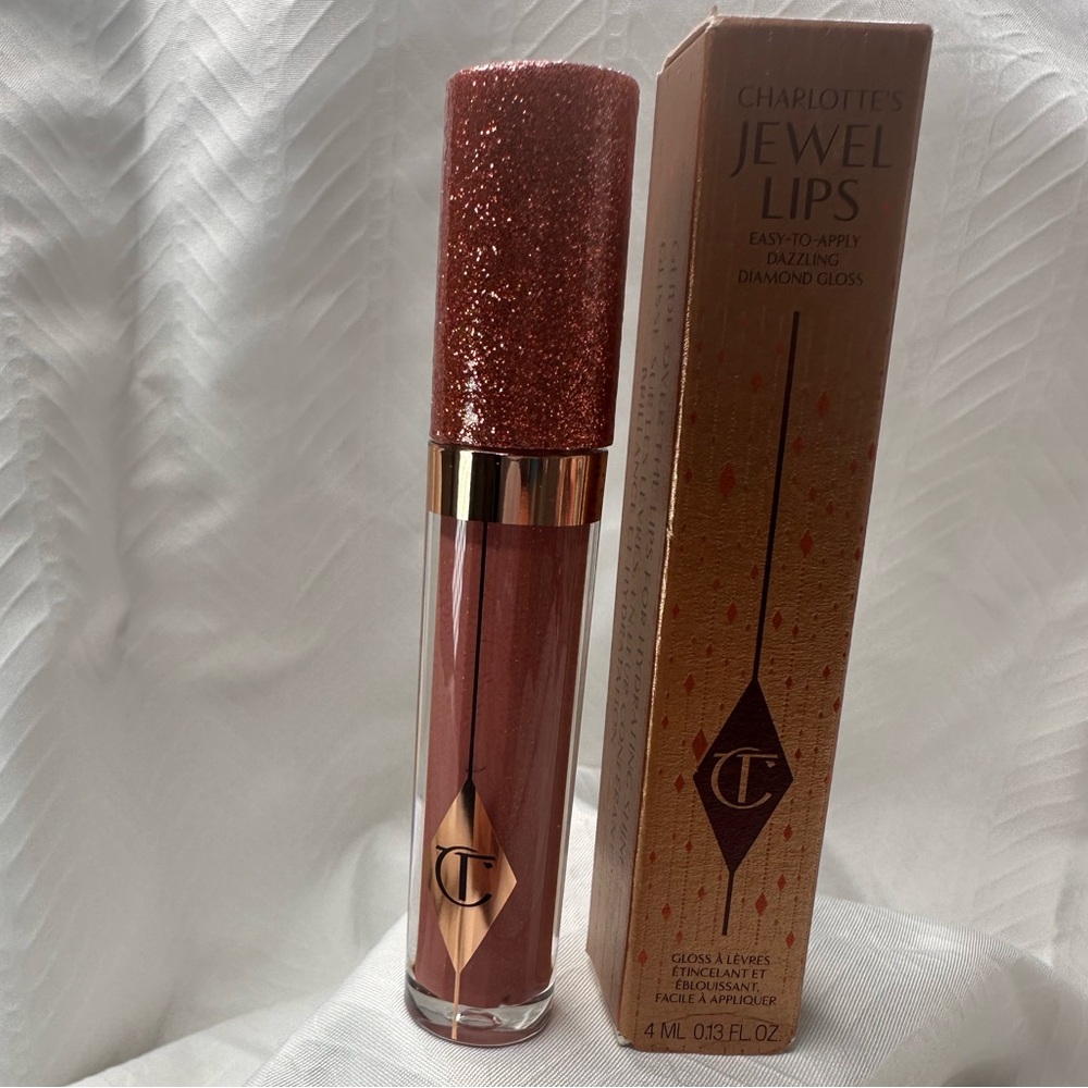 - CHARLOTTE TILBURY’S JEWEL LIPS
BLUSH GOLD
